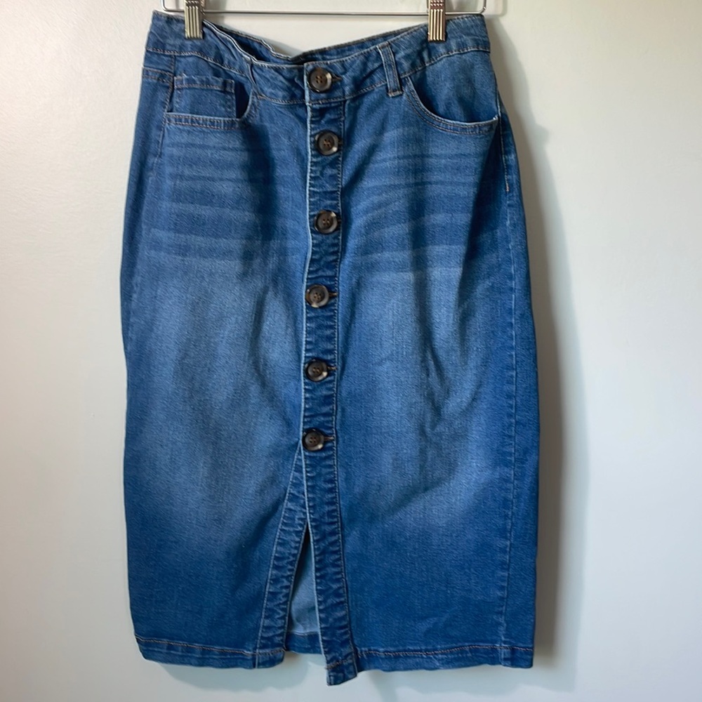 D. Jeans denim midi skirt tortoiseshell buttons size 10 closet staple classic